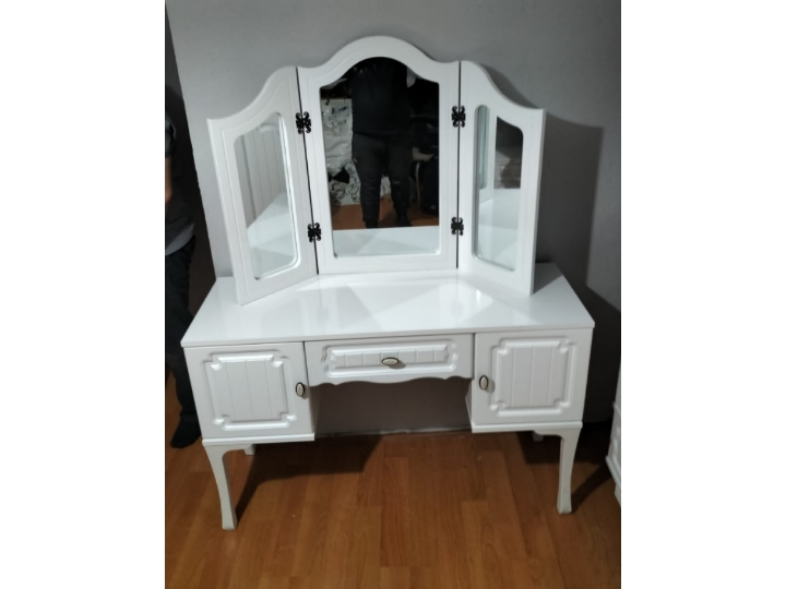 Country Dressing Table